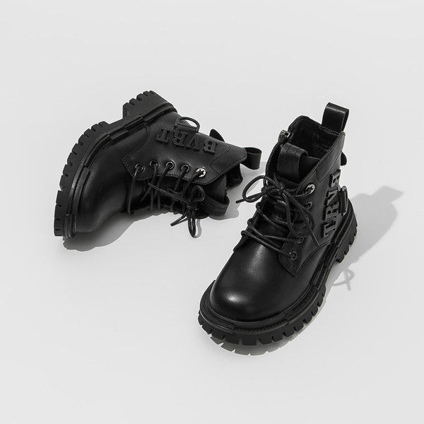 Μοντέρνα παιδικά μποτάκια από οικολογικό δέρμα με τραχιά σόλα και επιγραφή