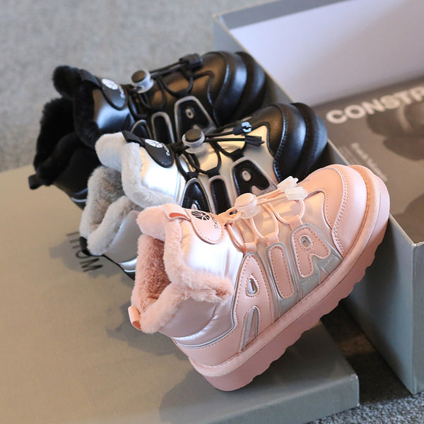 Μοντέρνες παιδικές μπότες σε διάφορα μοντέλα