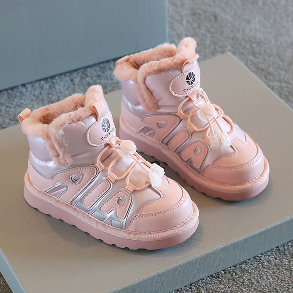 Μοντέρνες παιδικές μπότες σε διάφορα μοντέλα