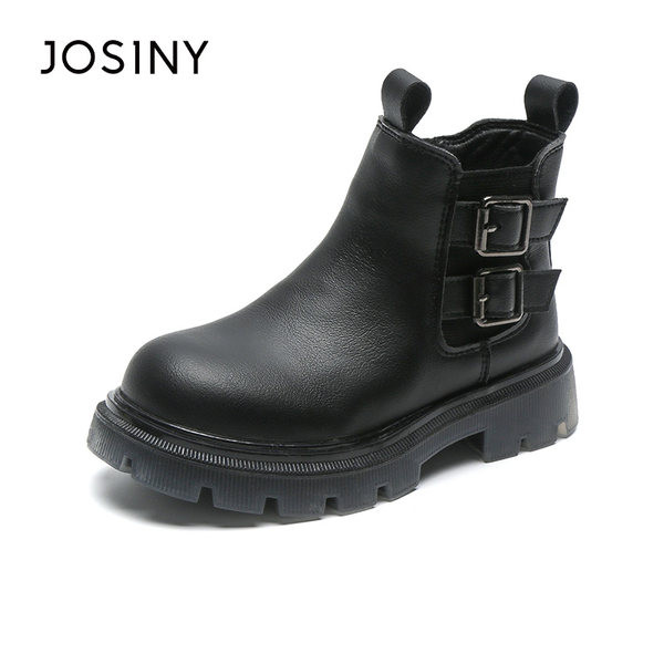 Fekete színű csattal ellátott gyerekcsizma