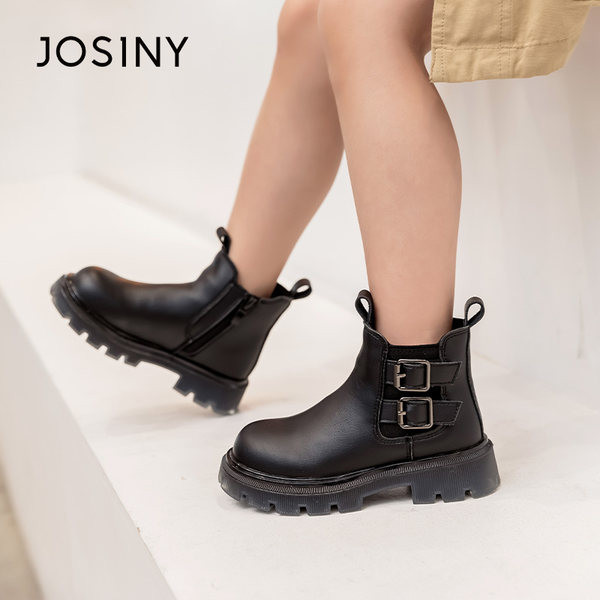 Fekete színű csattal ellátott gyerekcsizma