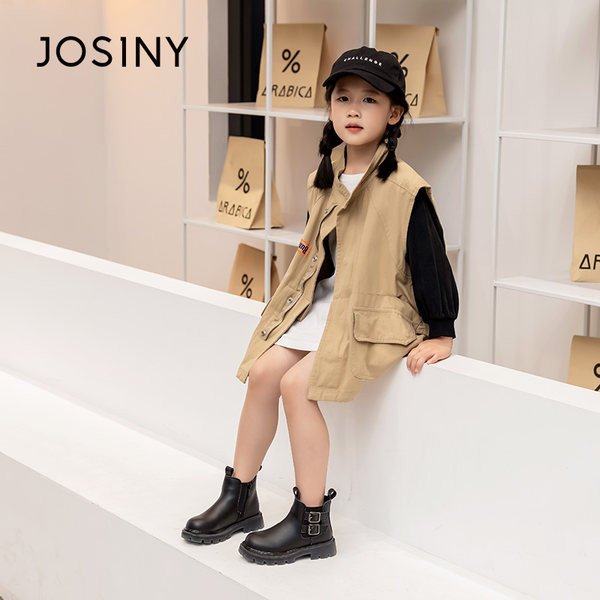 Fekete színű csattal ellátott gyerekcsizma