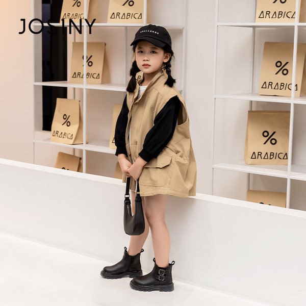 Fekete színű csattal ellátott gyerekcsizma