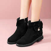 Műbőrből és szalagból készült gyerekcsizma