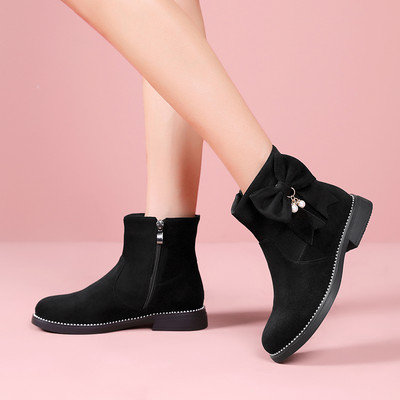 Műbőrből és szalagból készült gyerekcsizma