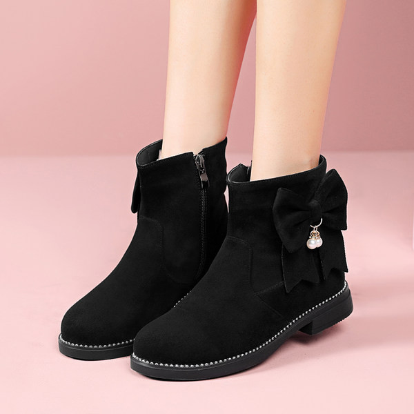 Műbőrből és szalagból készült gyerekcsizma