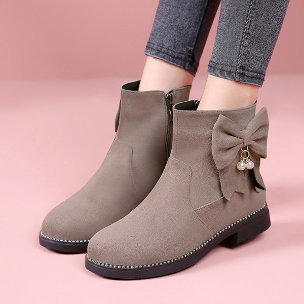 Műbőrből és szalagból készült gyerekcsizma