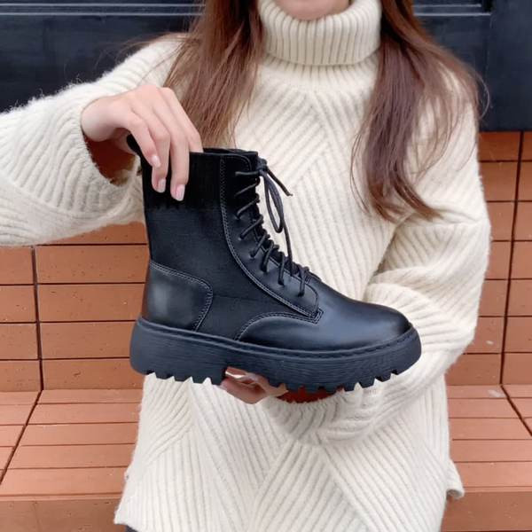 Cizme pentru copii de culoare neagră cu talpă aspră