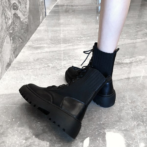 Cizme pentru copii de culoare neagră cu talpă aspră