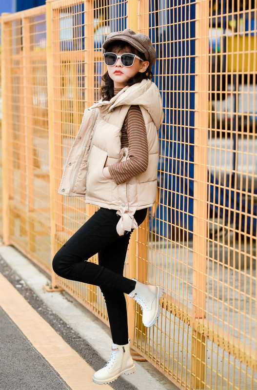 Παιδικά μποτάκια από τεχνητό δέρμα με τραχιά σόλα και μεταλλική αλυσίδα