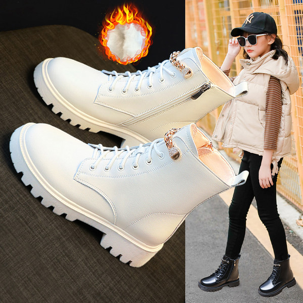 Παιδικά μποτάκια από τεχνητό δέρμα με τραχιά σόλα και μεταλλική αλυσίδα