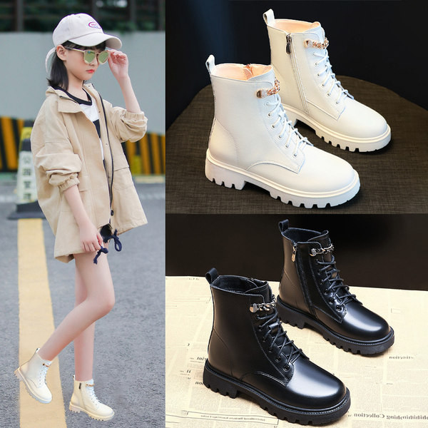 Παιδικά μποτάκια από τεχνητό δέρμα με τραχιά σόλα και μεταλλική αλυσίδα