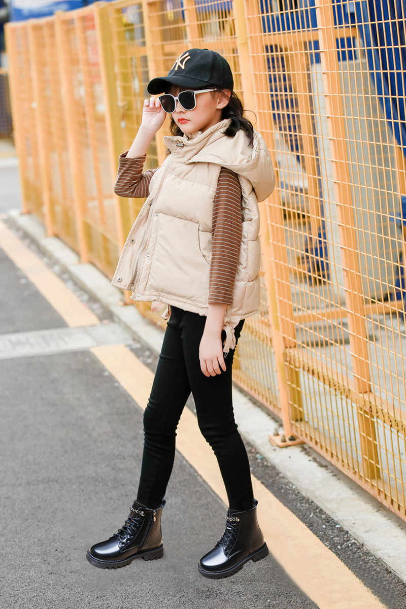 Παιδικά μποτάκια από τεχνητό δέρμα με τραχιά σόλα και μεταλλική αλυσίδα