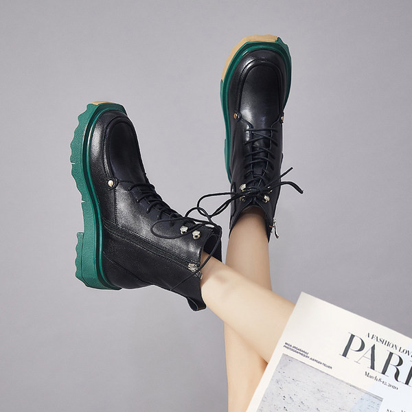 Műbőrből készült gyerekcsizma új modellje fekete és barna színben