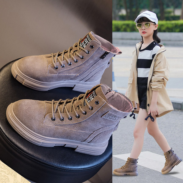 Μοντέρνα παιδικά μποτάκια με κορδόνια και έμβλημα