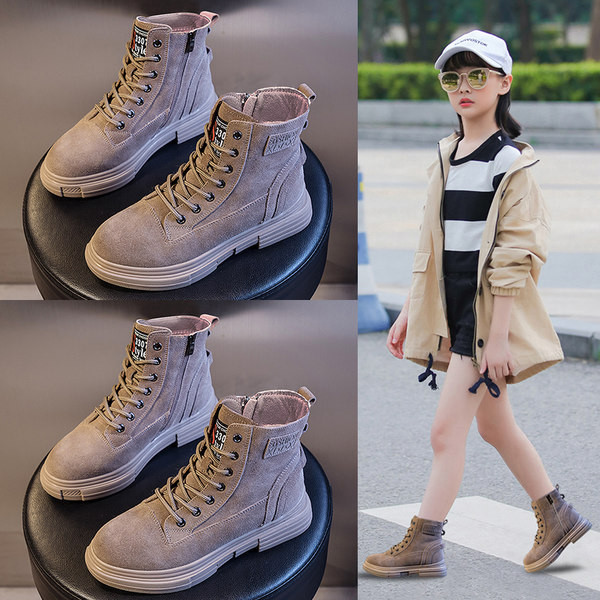 Μοντέρνα παιδικά μποτάκια με κορδόνια και έμβλημα