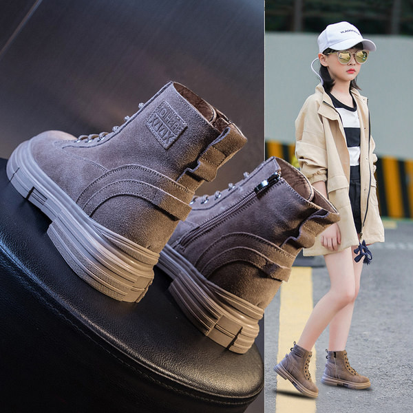 Μοντέρνα παιδικά μποτάκια με κορδόνια και έμβλημα