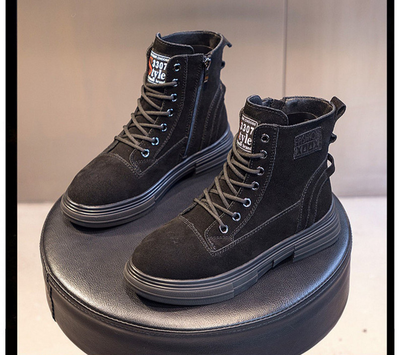 Μοντέρνα παιδικά μποτάκια με κορδόνια και έμβλημα