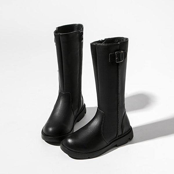 Παιδικά μποτάκια σε μαύρο χρώμα με αγκράφα