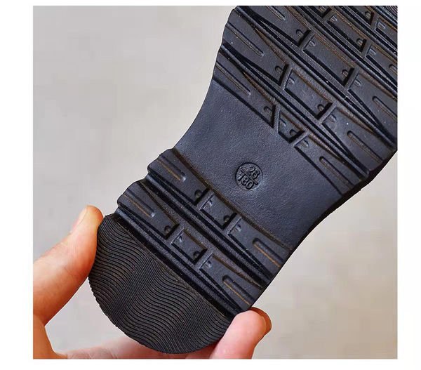 Έκο δερμάτινες μπότες με μεταλλικό κούμπωμα και επίπεδη σόλα