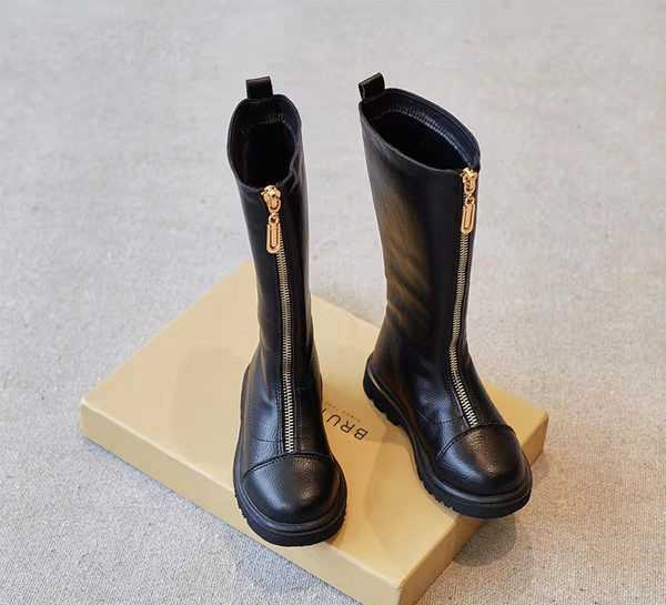 Έκο δερμάτινες μπότες με μεταλλικό κούμπωμα και επίπεδη σόλα