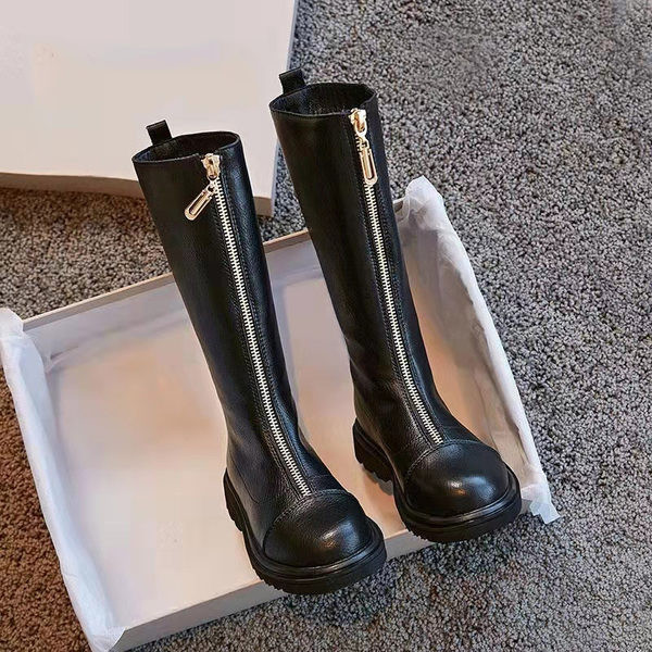 Έκο δερμάτινες μπότες με μεταλλικό κούμπωμα και επίπεδη σόλα