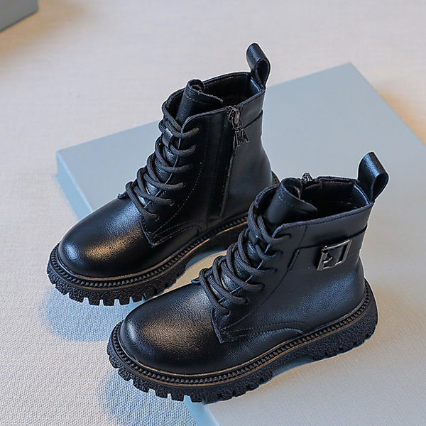 Παιδικά μαύρα μποτάκια με τραχιά σόλα