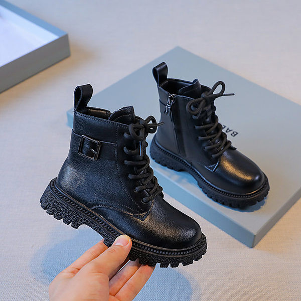 Παιδικά μαύρα μποτάκια με τραχιά σόλα