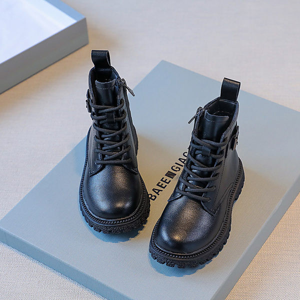 Παιδικά μαύρα μποτάκια με τραχιά σόλα