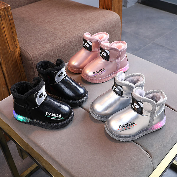 Μοντέρνες φωτεινές μπότες με απλικέ και ζεστή φόδρα