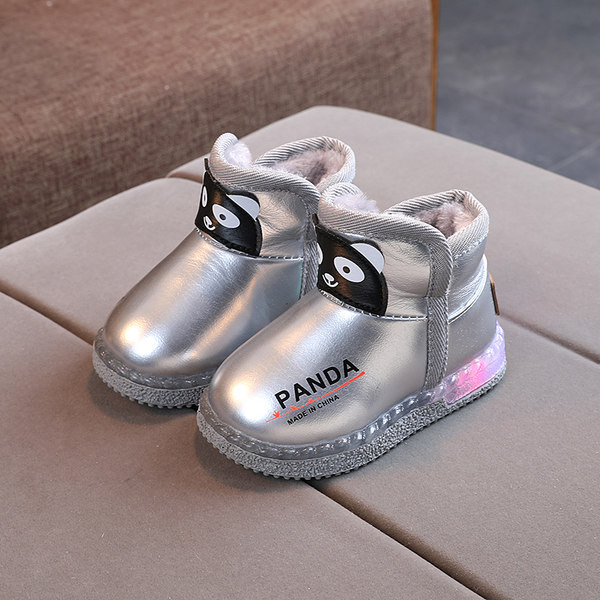 Μοντέρνες φωτεινές μπότες με απλικέ και ζεστή φόδρα