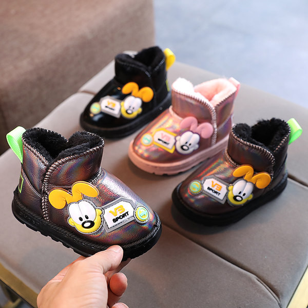 Téli gyerekcsizma emblémával és pehelybéléssel