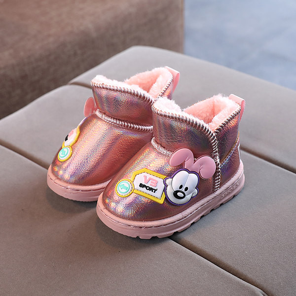 Téli gyerekcsizma emblémával és pehelybéléssel