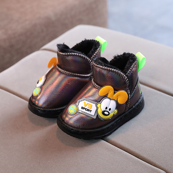 Téli gyerekcsizma emblémával és pehelybéléssel