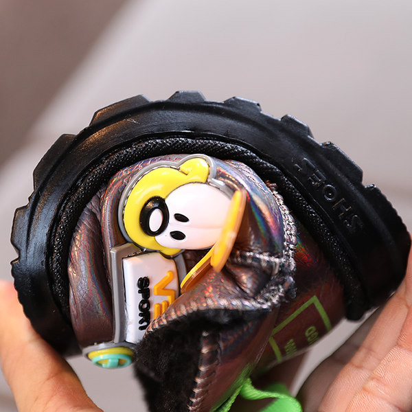 Téli gyerekcsizma emblémával és pehelybéléssel