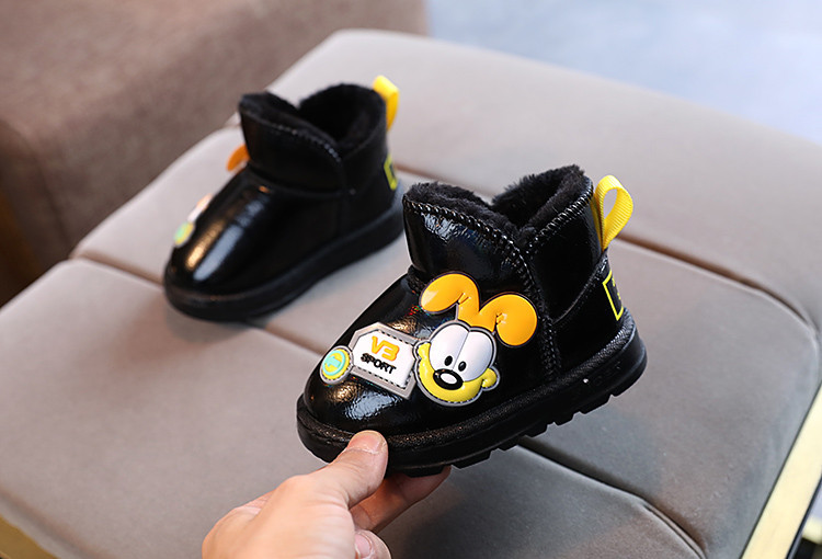 Téli gyerekcsizma emblémával és pehelybéléssel