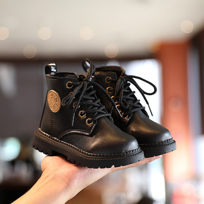 Lapos talpú, feliratos bőr gyerekcsizma