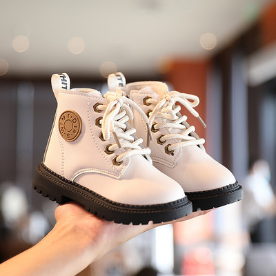 Lapos talpú, feliratos bőr gyerekcsizma