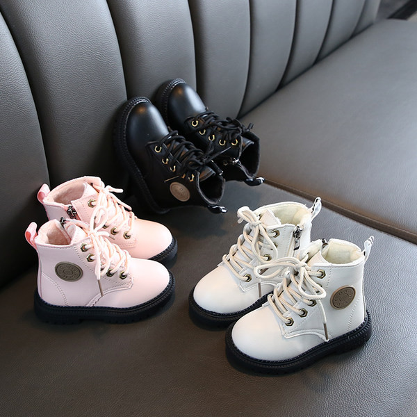 Lapos talpú, feliratos bőr gyerekcsizma