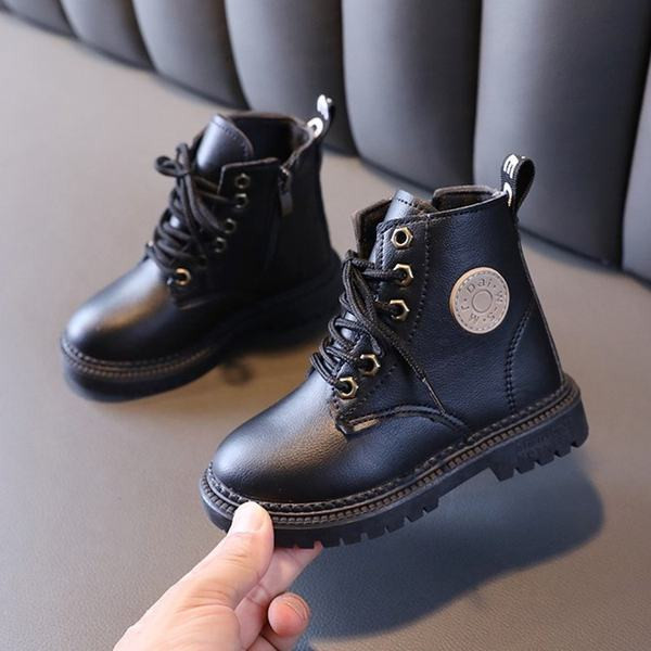 Lapos talpú, feliratos bőr gyerekcsizma