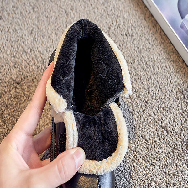 Παιδικά έκο δερμάτινα μποτάκια με αγκράφα και πούπουλο