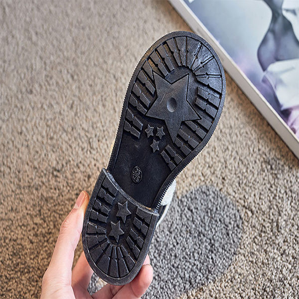 Παιδικά έκο δερμάτινα μποτάκια με αγκράφα και πούπουλο