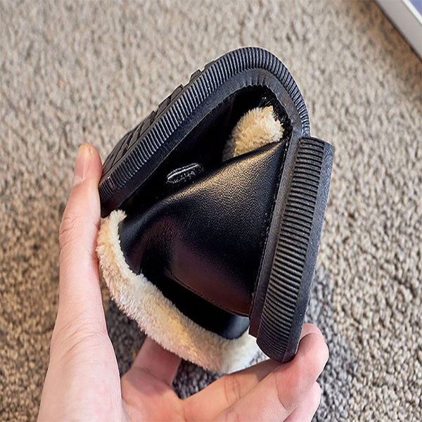 Παιδικά έκο δερμάτινα μποτάκια με αγκράφα και πούπουλο