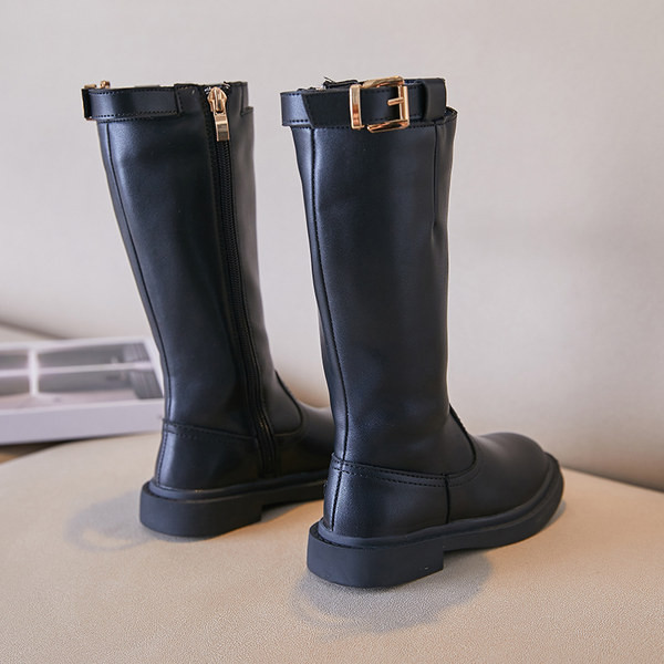 Παιδικά έκο δερμάτινα μποτάκια με αγκράφα σε μαύρο χρώμα