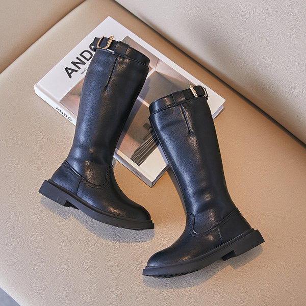 Παιδικά έκο δερμάτινα μποτάκια με αγκράφα σε μαύρο χρώμα