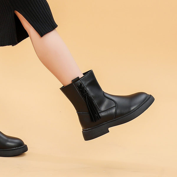 Modern, öko bőrből készült gyerekcsizma cipzárral és fűzővel