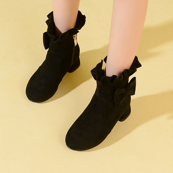 Dječje jesenske čizme s kovrčama i trakom od eko brušene kože