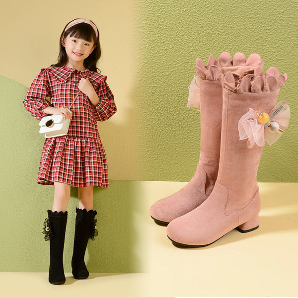 Stílusos gyerekcsizma öko velúrból, dekoratív virággal