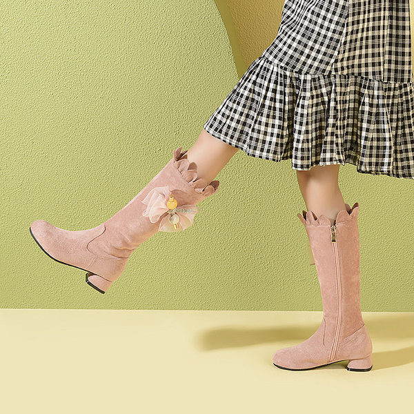 Stílusos gyerekcsizma öko velúrból, dekoratív virággal