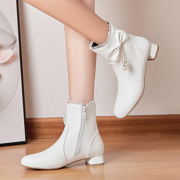 Παιδικά έκο δερμάτινα μποτάκια με τακούνι 2,5 cm και διακοσμητική κορδέλα και μεταλλικό στοιχείο